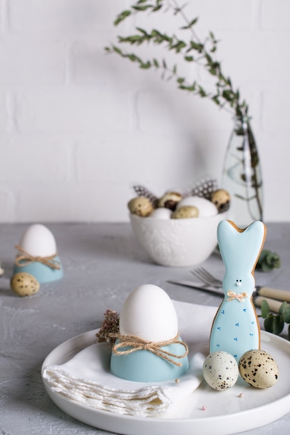 Biscotti fatti in casa di pasqua a forma di un coniglietto divertente, uova di quaglia e uovo di gallina. Impostazione tabella celebrazione di Pasqua. Decorazioni natalizie.