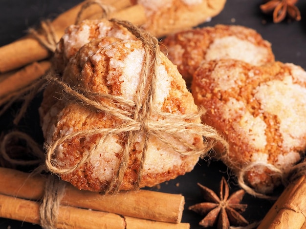 Biscotti fatti in casa e bastoncini di cannella