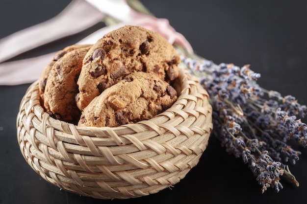 Biscotti fatti in casa e cestino