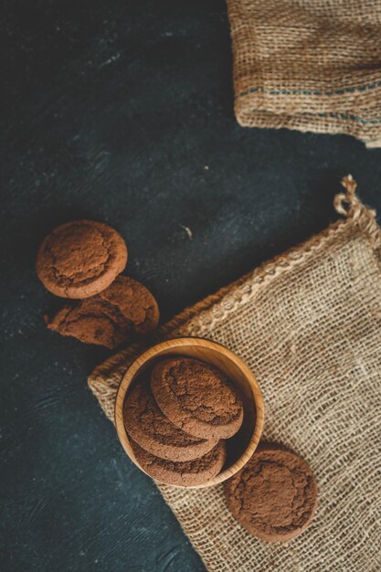 Biscotti fatti in casa su uno sfondo di piastra di legno