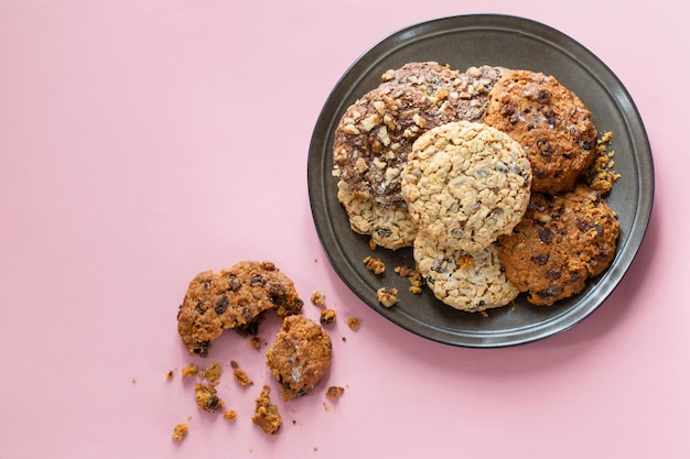 Biscotti fatti in casa sulla piastra su sfondo rosa