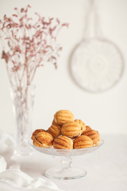 Biscotti fatti in casa tradizionali russi Noci con latte condensato su un supporto di vetro