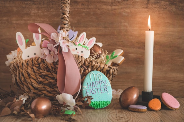 Biscotti felici di Pasqua con la candela