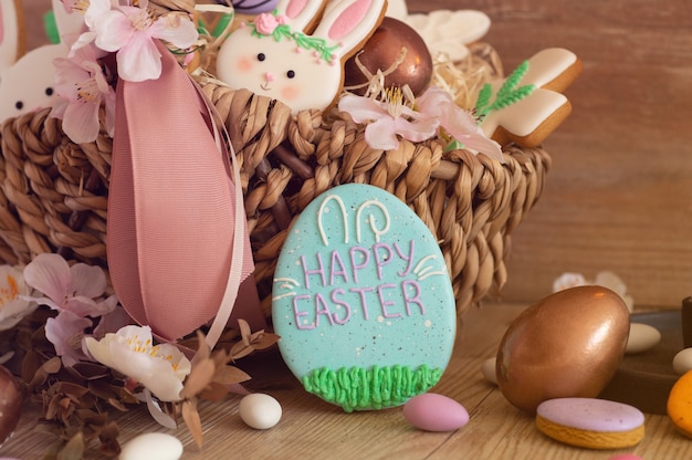 Biscotti felici di Pasqua con la candela