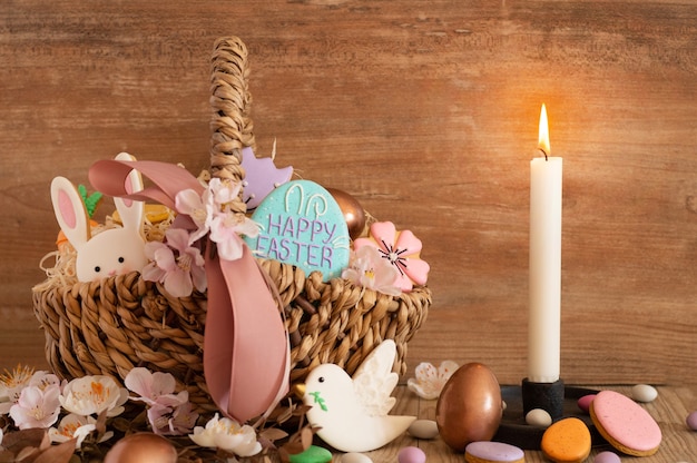 Biscotti felici di Pasqua con la candela