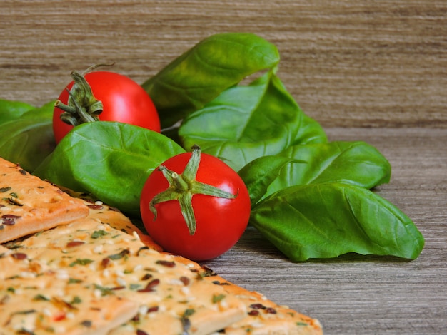 Biscotti fitness con semi di lino. Pomodorini e basilico.