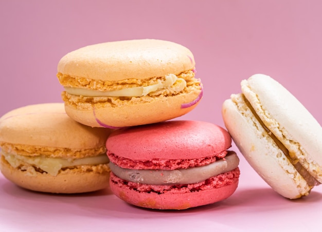 Biscotti francesi macarons impostato su sfondo rosa Gustosi biscotti alla mandorla dolce alla frutta macaron torta