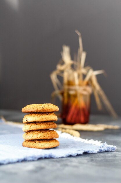 Biscotti freschi di farina d'avena su uno sfondo scuro