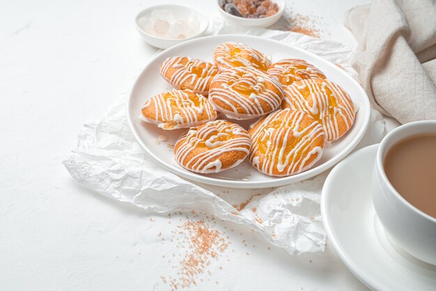 Biscotti freschi e deliziosi con ripieno di limone su sfondo chiaro.