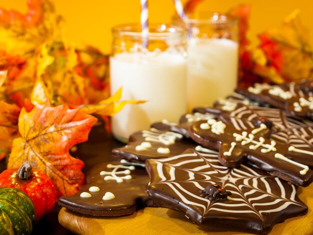Biscotti gastronomici di Halloween con priorità bassa arancione della decorazione di festa.