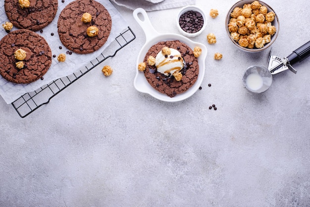 Biscotti giganti al cioccolato con gelato