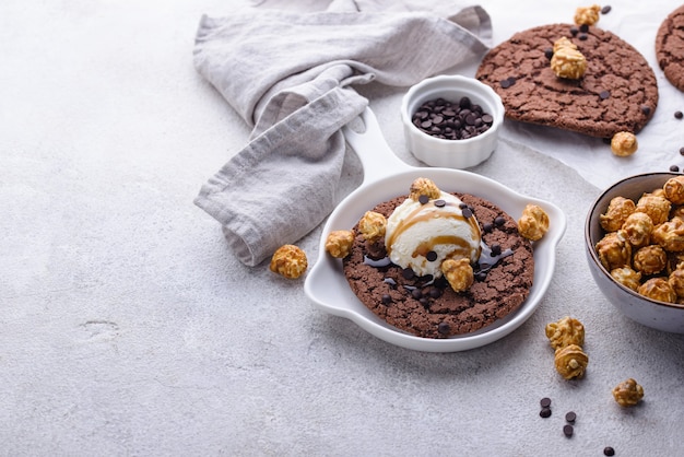 Biscotti giganti in padella al cioccolato con gelato