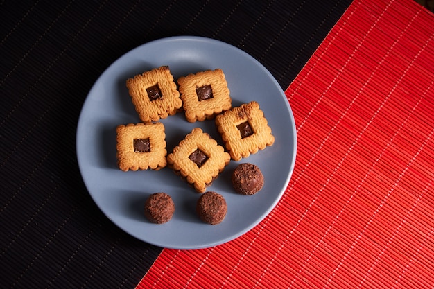 Biscotti Gingersnap caldi fatti in casa conditi con cioccolato