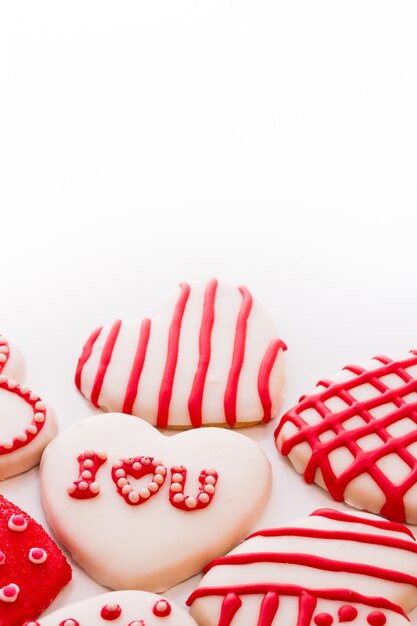 Biscotti gourmet a forma di cuore decorati per San Valentino.