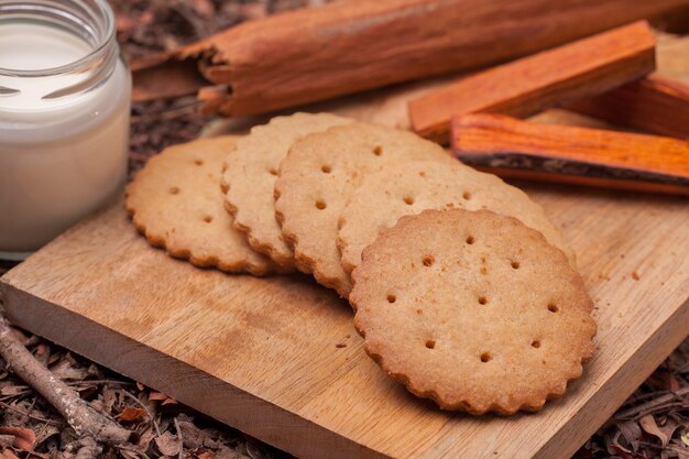 Biscotti gustosi biscotti sul tagliere di legno