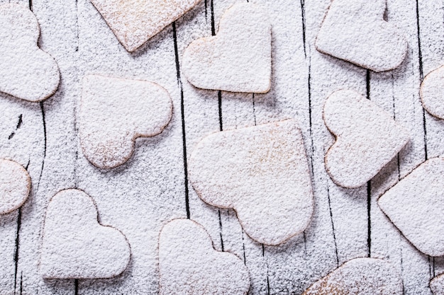 Biscotti Heartshaped su un tavolo di legno