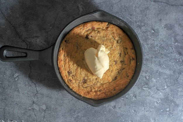 Biscotti in padella in ghisa con gelato alla vaniglia sopra