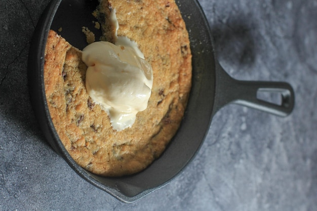 Biscotti in padella in ghisa con gelato alla vaniglia sopra