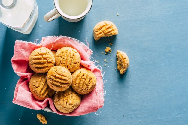 Biscotti in una ciotola su uno sfondo blu cottura fatta in casa