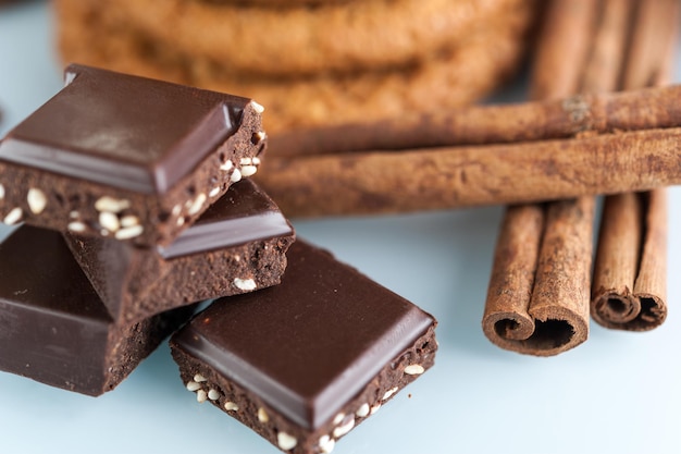 Biscotti integrali fatti in casa con farina d'avena, lino e semi di sesamo e biscotti tradizionali con gocce di cioccolato e pezzi di barrette di cioccolato rotte con semi e noci. Concetto di cibo vegano sano.