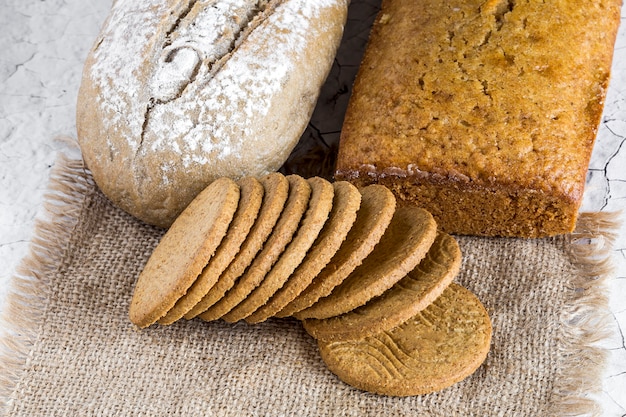 Biscotti integrali sul vecchio tavolo di legno