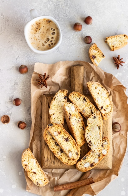 Biscotti italiani con nocciole e una tazza di caffè