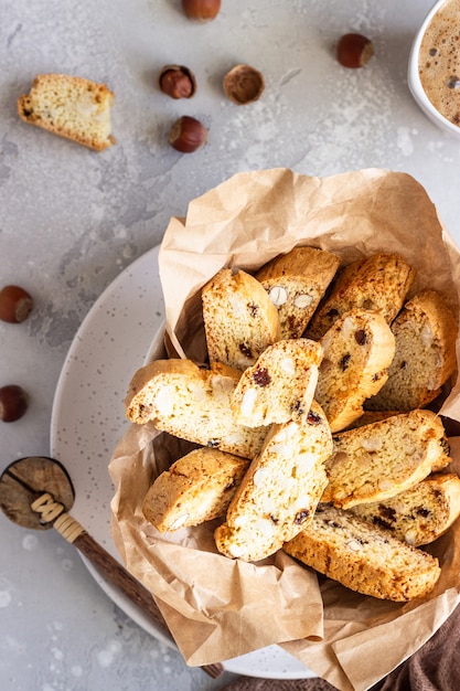 Biscotti italiani con nocciole