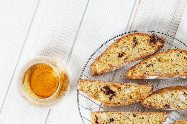 Biscotti italiani su teglia e vino dolce Vin Santo Biscotti appena sfornati con noci