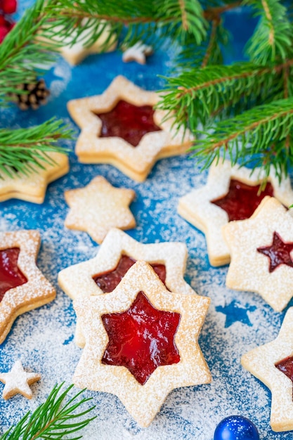 Biscotti Linzer Biscotti natalizi austriaci con marmellata rossa cosparsa di zucchero a velo Spazio di copia