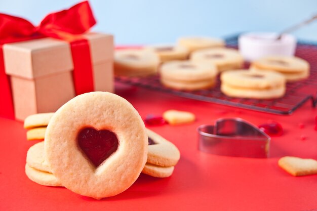 Biscotti linzer tradizionali a forma di cuore con marmellata di fragole. Concetto di San Valentino.