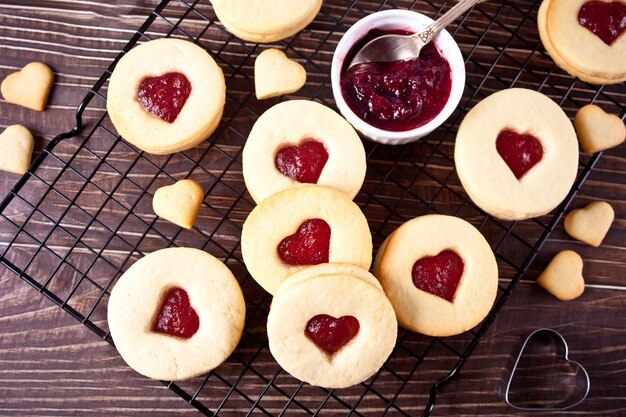 Biscotti linzer tradizionali a forma di cuore con marmellata di fragole