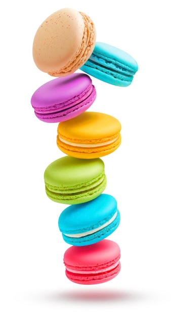Biscotti Macaron di colori vivaci che levitano su sfondo bianco