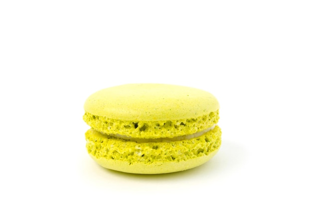 Biscotti macaron francesi su sfondo biancoDolce dolceClose up