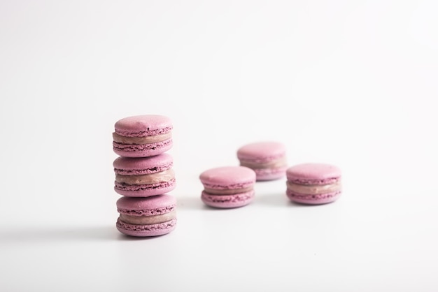 Biscotti macaron rosa isolati su sfondo bianco Gustoso dessert