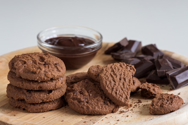 Biscotti marroni con composizione di cioccolato fondente