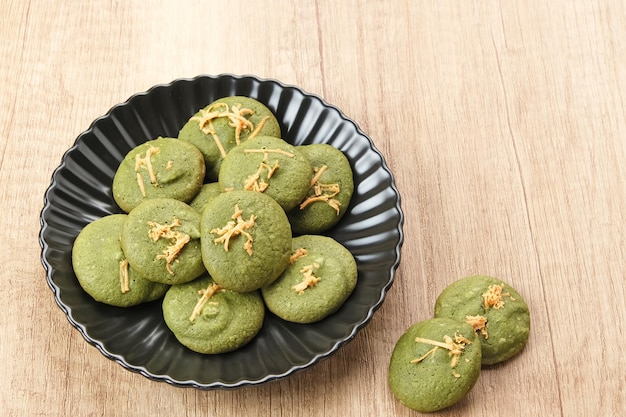 Biscotti Matcha con copertura di formaggio grattugiato, senza glutine