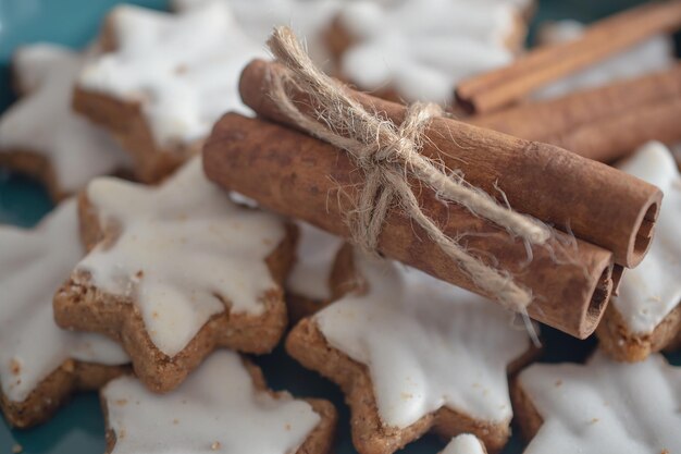 Biscotti natalizi a forma di stella con glassa bianca.