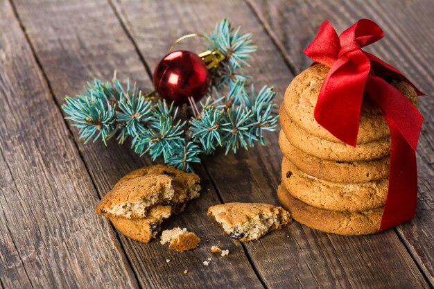 Biscotti natalizi al burro con uvetta