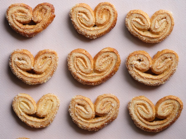 Biscotti Palmier o orecchie di pasta sfoglia sul vassoio