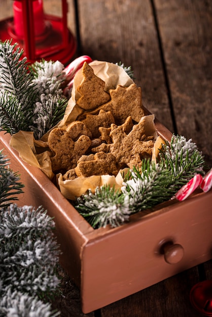 Biscotti pan di zenzero di Natale in scatola di legno