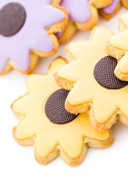 Biscotti pasquali di zucchero a forma di fiore con glassa al cioccolato.