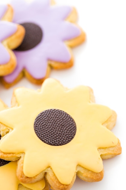 Biscotti pasquali di zucchero a forma di fiore con glassa al cioccolato.