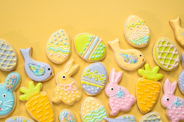 Biscotti pasquali di zucchero decorati con glassa reale di diversi colori.