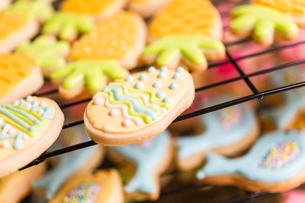 Biscotti pasquali di zucchero decorati con glassa reale di diversi colori.