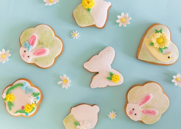 Biscotti pasquali e meringa su sfondo pastello Concetto di biglietto di auguri di Pasqua