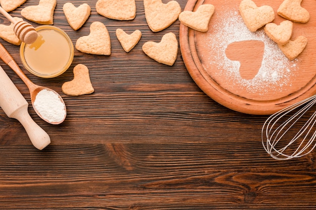 Biscotti per San Valentino con utensili da cucina