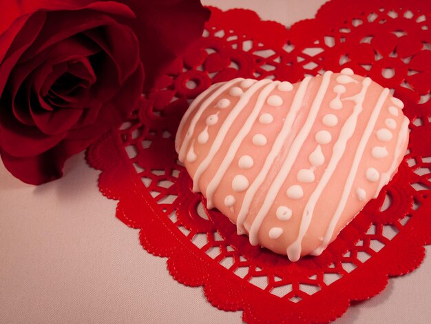 Biscotti per San Valentino sul piatto rosso.