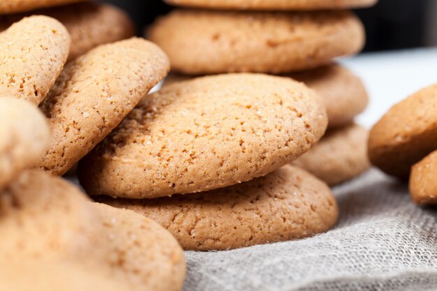 Biscotti porosi al forno con farina d'avena, biscotti secchi e croccanti non molto dolci, primo piano di biscotti di farina d'avena non molto calorici