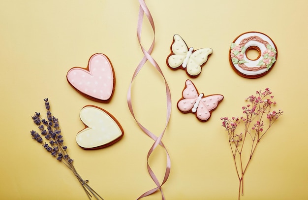 Biscotti primaverili estetici tra la lavanda Vista dall'alto della carta primaverile Simboli smaltati al forno della Pasqua