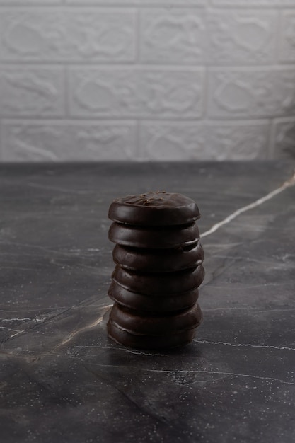 Biscotti ricoperti di cioccolato e noci piegati uno ad uno su un tavolo di cemento
